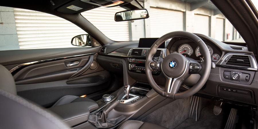 Интерьер BMW M4 Coupe Competition Package (F82) 2017 года  (AU) (фото 9 из 15)